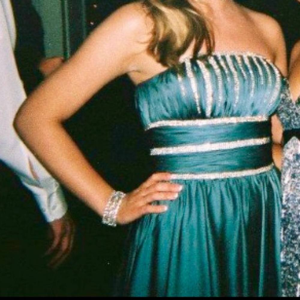 Emerald prom dress - Picture 4 of 5